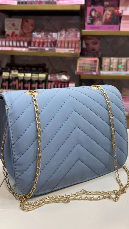 شنطة جلد سماوي بفخامة السلسال الذهبي